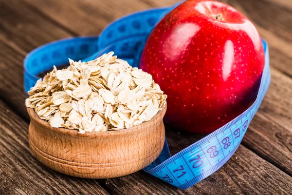 Sağlıklı kase müsli, elma, meyve, fındık ve bir nutrit için süt