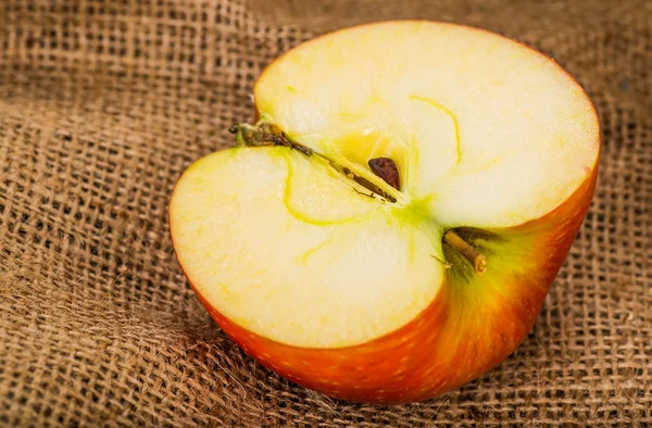 Kırmızı elma taze