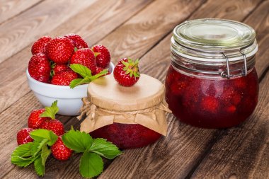 ahşap masa üzerinde olgun çilek