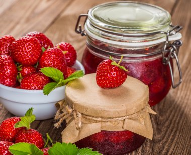 ahşap masa üzerinde olgun çilek