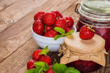 ahşap masa üzerinde olgun çilek