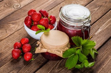 ahşap masa üzerinde olgun çilek