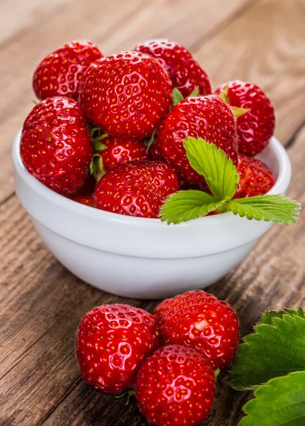 ahşap masa üzerinde olgun çilek