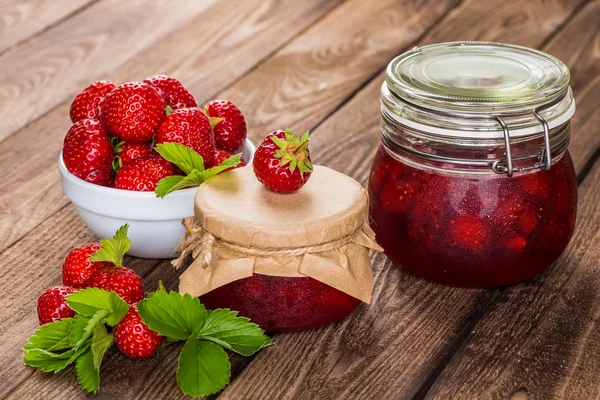 ahşap masa üzerinde olgun çilek