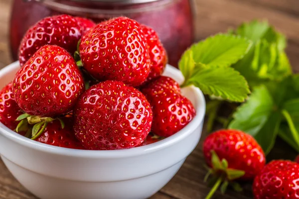 ahşap masa üzerinde olgun çilek