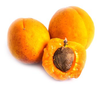 Beyaz arka planda olgun kayısılar.