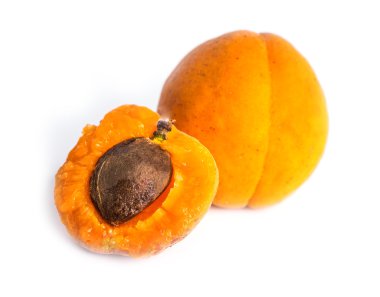 Beyaz arka planda olgun kayısılar.