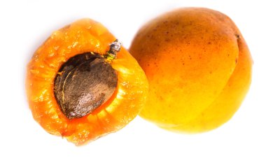 Beyaz arka planda olgun kayısılar.