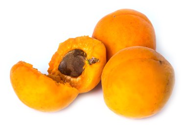 Beyaz arka planda olgun kayısılar.