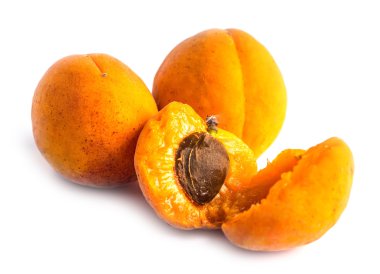 Beyaz arka planda olgun kayısılar.