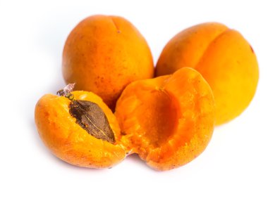 Beyaz arka planda olgun kayısılar.