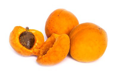 Beyaz arka planda olgun kayısılar.