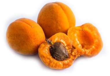 Beyaz arka planda olgun kayısılar.