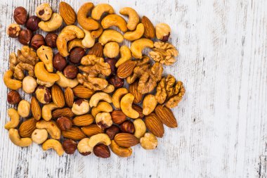 Beyaz ahşap yüzey içinde çeşitli fındık.