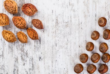 Beyaz ahşap yüzey içinde çeşitli fındık.