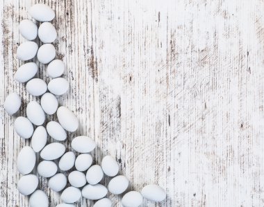 Renkli şekerler ve lolipop. Beyaz arka plan üzerinde izole