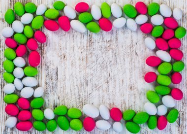 Renkli şekerler ve lolipop. Beyaz arka plan üzerinde izole