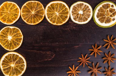 Kurutulmuş dilimleri portakal, limon siyah bir zemin üzerine