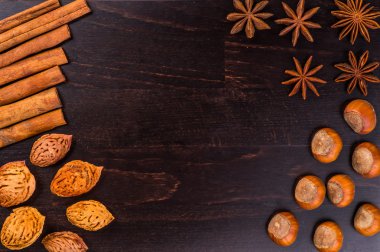 Siyah ahşap yüzey çeşitli fındık.