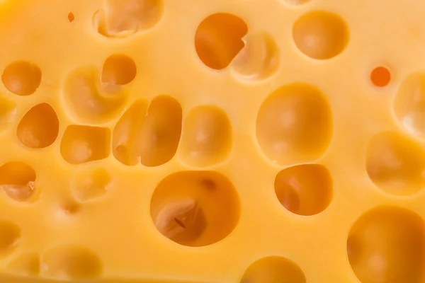 Bir parça peynir izole..