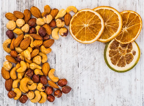 Portakal, limon ve beyaz zemin üzerine fındık kurutulmuş dilimleri