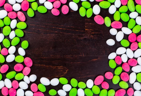 Renkli şeker ve lolipop. Üzerinde koyu ahşap backgrou izole