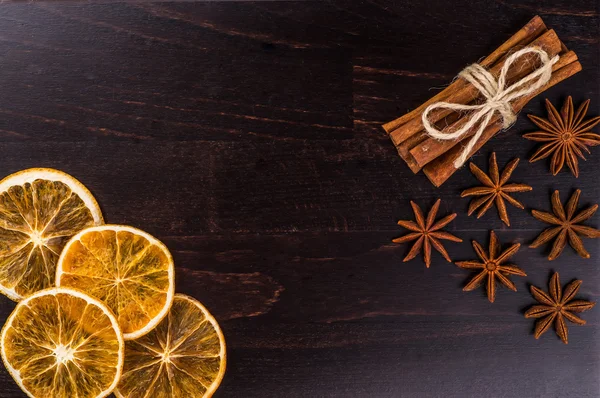 Fette secche di arancia, limone su fondo nero Immagine Stock