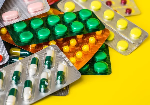 Medizin grüne und gelbe Pillen oder Kapseln. Nahaufnahme mit Antibiotika. — Stockfoto