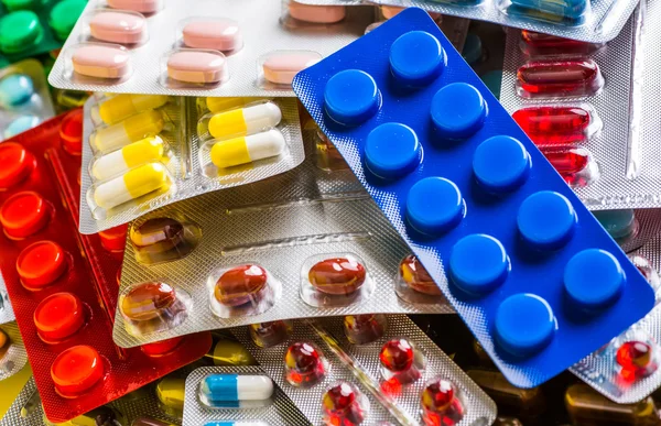 Ліки зелено-жовті таблетки або капсули. Антибіотик крупним планом . — стокове фото