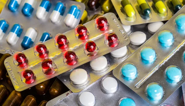 Medizin grüne und gelbe Pillen oder Kapseln. Nahaufnahme mit Antibiotika. — Stockfoto