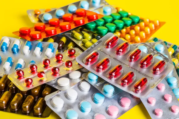 Medicamentos píldoras o cápsulas verdes y amarillas. Primer plano antibiótico . — Foto de Stock