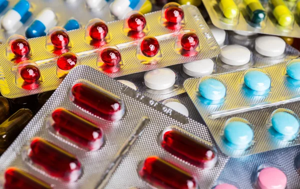 Tıp yeşil ve sarı hap veya kapsül. Antibiyotik portre.