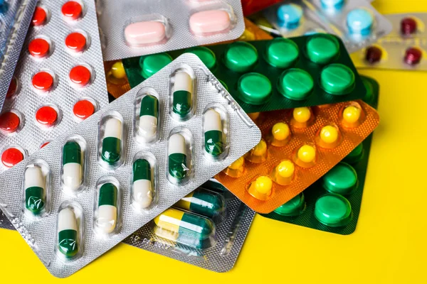 Medicina pílulas verdes e amarelas ou cápsulas. Closeup antibiótico . — Fotografia de Stock