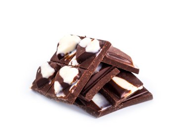 Beyaz arkaplanda çikolata.