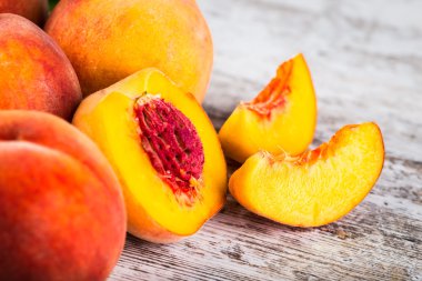 olgun şeftali ve yapraklar masada