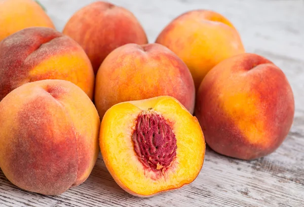 olgun şeftali ve yapraklar masada