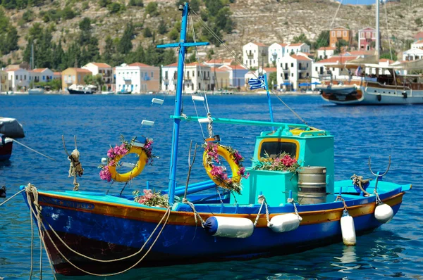 Ελληνικό αλιευτικό σκάφος αγκυροβολημένο στο νησί Καστελόριζο — Φωτογραφία Αρχείου