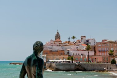 Sitges, İspanya-Temmuz 11,2010: Sitges heykel, hizmetçi kenti doğru seyir