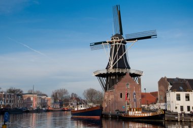Haarlem, Hollanda-Kasım 05,2011: Turistik yel değirmeni 'De Adriaan' Haarlem