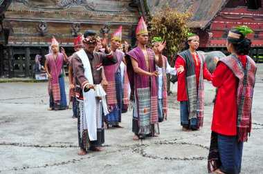  Sumatra, Endonezya - 22 Mayıs 2015: geleneksel Batak dansçıları Toba Gölü