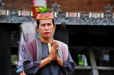  Sumatra, Endonezya - 22 Mayıs 2015: geleneksel Batak dansçı Samosir Adası dans