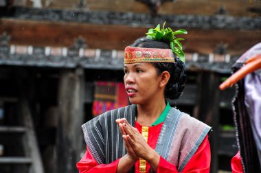  Sumatra, Endonezya - 22 Mayıs 2015: geleneksel Batak dansçı Samosir Adası dans