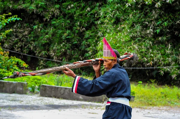  Sumatra, Endonezya - 22 Mayıs 2015: geleneksel tören kostümlü Batak Sihirbazı