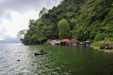Bali, Endonezya, 26 Mayıs, 2015: ihtiyar bir ahşap tekne ile Trunyan Köyü, Bali seyahat