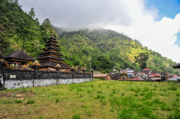 Bali, Indonézia, 26 május, 2015-re: Trunyan falu Balinesse temploma — Stock Fotó