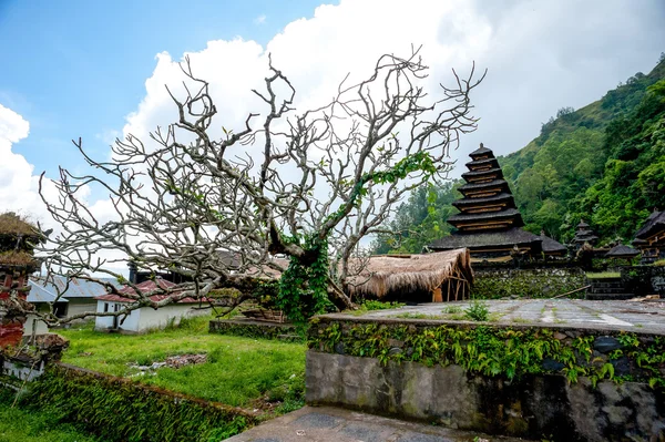 Μπαλί, Ινδονησία, 26 Μαΐου 2015: Balinesse ναός του χωριού Trunyan — Φωτογραφία Αρχείου