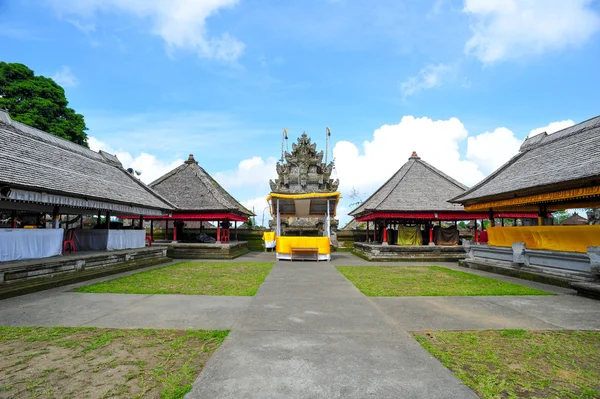 Bali, Indonezja, 26 maja, 2015: Widok perspektywiczny Penglipuran Balinesse Hindu Temple — Zdjęcie stockowe
