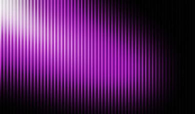 Sol üst köşede belirgin bir ışık efektiyle ışıktan karanlığa geçiş yapan dikey çizgilere sahip görsel olarak çarpıcı mor bir arkaplan dinamik ve modern bir görsel atmosfer yaratıyor..