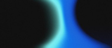 Işıl ışıl mavi ve yeşil soyut parlayan arka plan. Karanlık bir ortamda yumuşak kıvrımlı ışık şekilleri. Gizemli bir ortam yaratıyor..