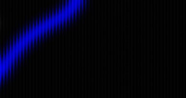 Soyut koyu arkaplan, dijital tasarım projeleri için mükemmel bir fütüristik ve modern görsel doku sunan parlak, dikey çizgili panelleri aydınlatan bir çapraz elektrik mavi ışık sergiliyor..